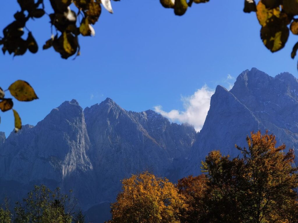 Herbstlicher Blick auf die Kaisergebirge Berge