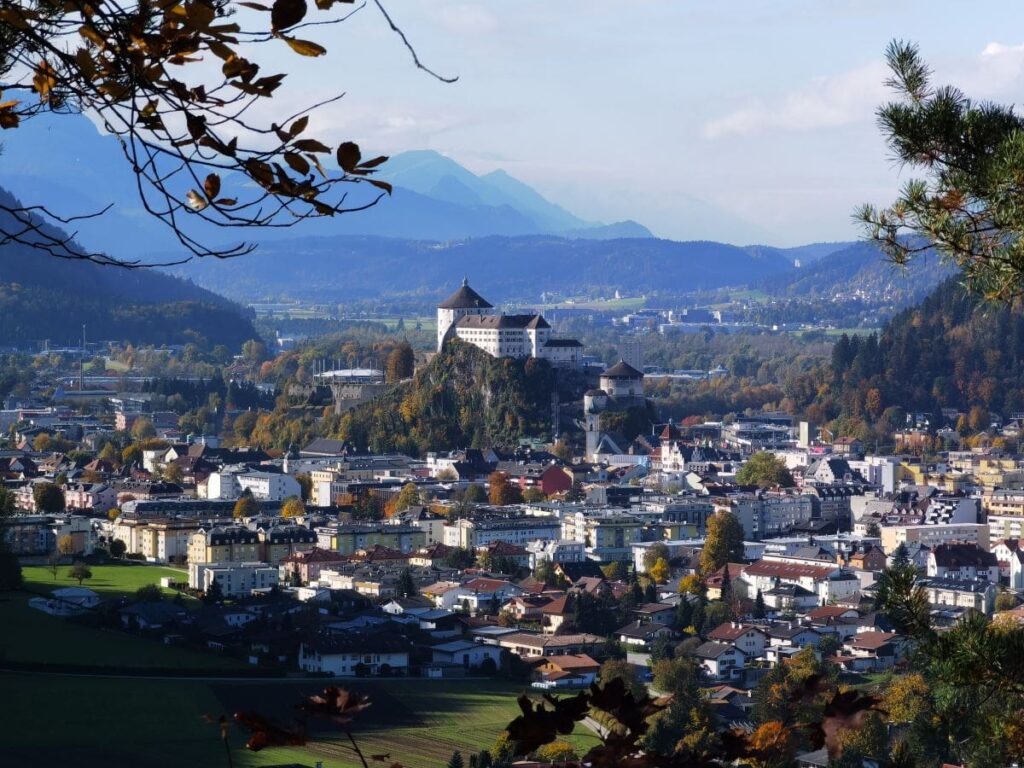 Beim Aufstieg ins Kaisertal siehst du hinüber zur Festung Kufstein