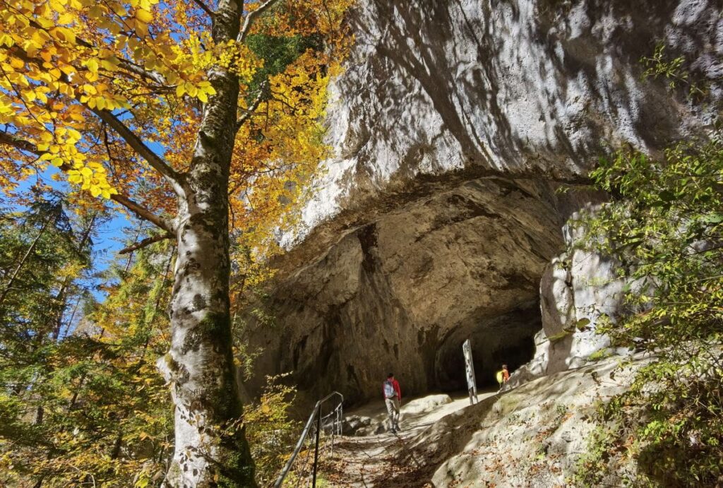 Beeindruckende Höhle im Kaisertal - die 20 Meter breite und 8 Meter hohe Tischofer Höhle im Kaisergebirge