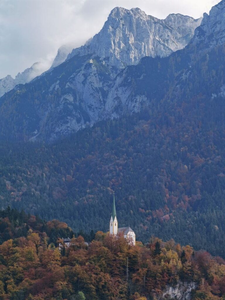 Zahmer Kaiser im Herbst - mit der Kirche St. Nikolaus