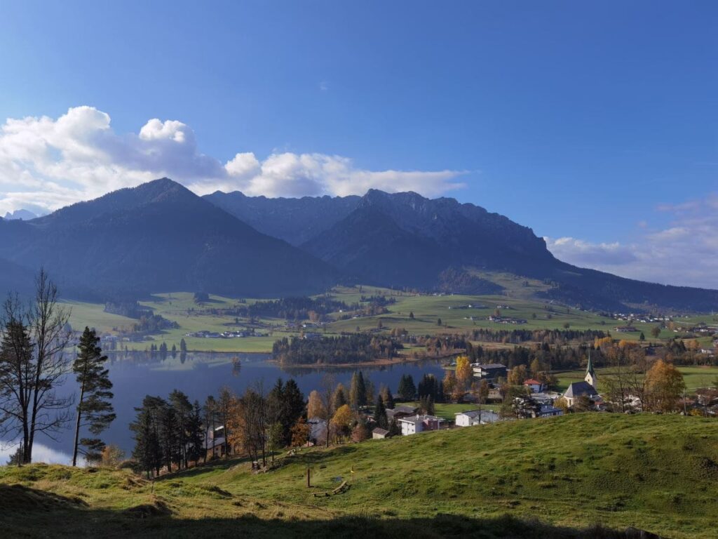 Zahmer Kaiser Blick vom Ort Walchsee samt See