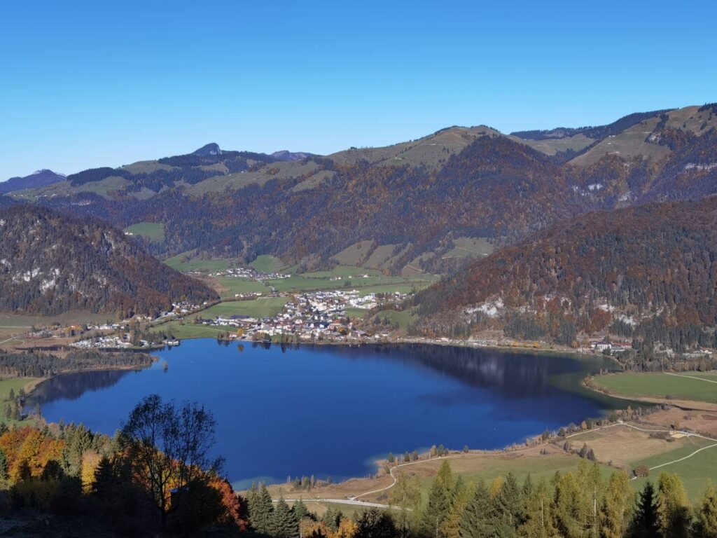 Im Kaisergebirge wandern und auf den Walchsee samt Chiemgauer Alpen schauen